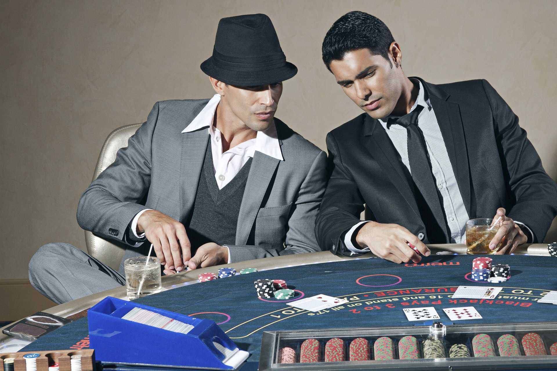Zwei Typen spielen Blackjack am Tisch